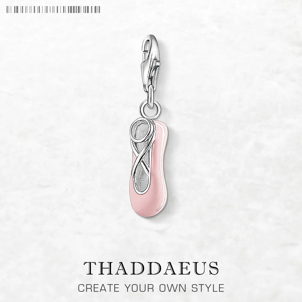 Baumelnder Ballettschuh-Anhänger aus 925er Sterlingsilber mit rosa Emaille, Seitenansicht