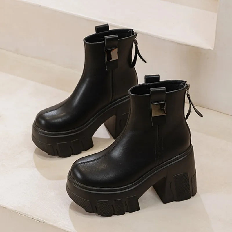 Schwarze Stiefelette mit Schnürriemen-Detail, Blockabsatz und dicker Profilsohle