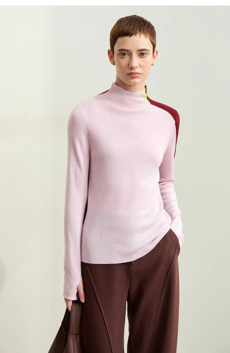 Damenpullover mit Stehkragen in Pastellrosa, Kontrastdetails am Schulterbereich
