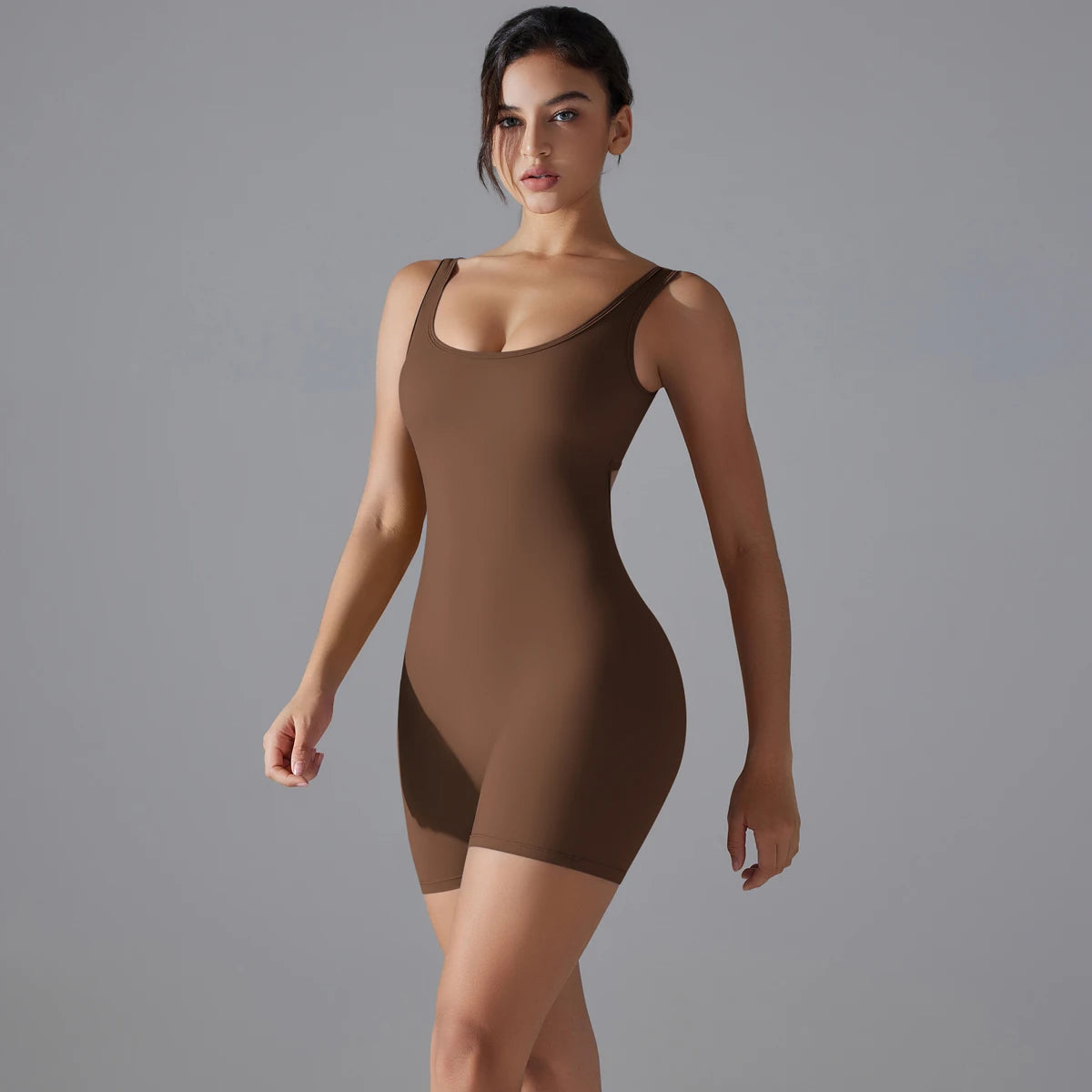 Brauner ärmelloser Fitness-Bodysuit mit Rundhalsausschnitt, kurz geschnitten