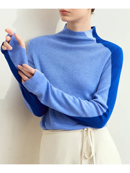 Blauer Damenpullover mit Stehkragen, langen Ärmeln und kontrastierenden Einsätzen