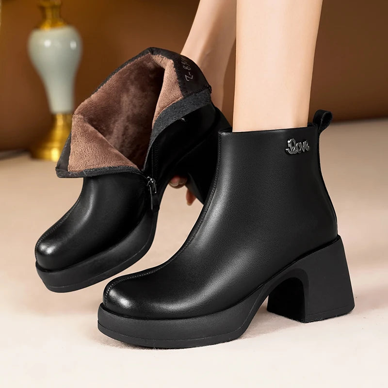 Schwarze Damen-Stiefelette mit Blockabsatz, Profilsohle und kurzem Fellfutter am Schaft