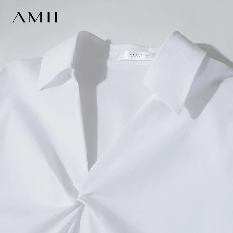 Damen Bluse im minimalistischen französischen Stil mit umlegekragen und gedrehten Falten