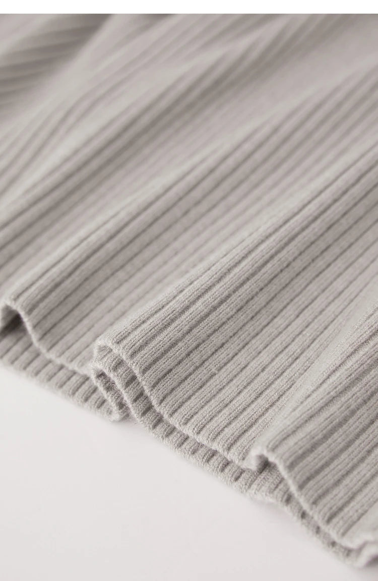 Grau-beiger Strickpullover mit geripptem Saum und eng gerendelten Ärmelenden