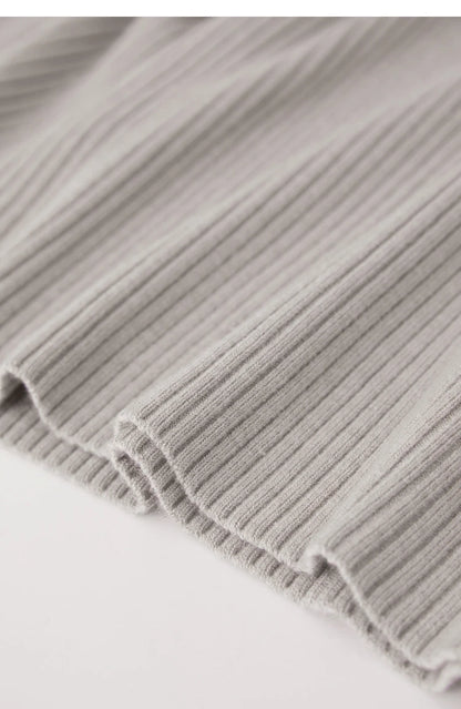 Grau-beiger Strickpullover mit geripptem Saum und eng gerendelten Ärmelenden
