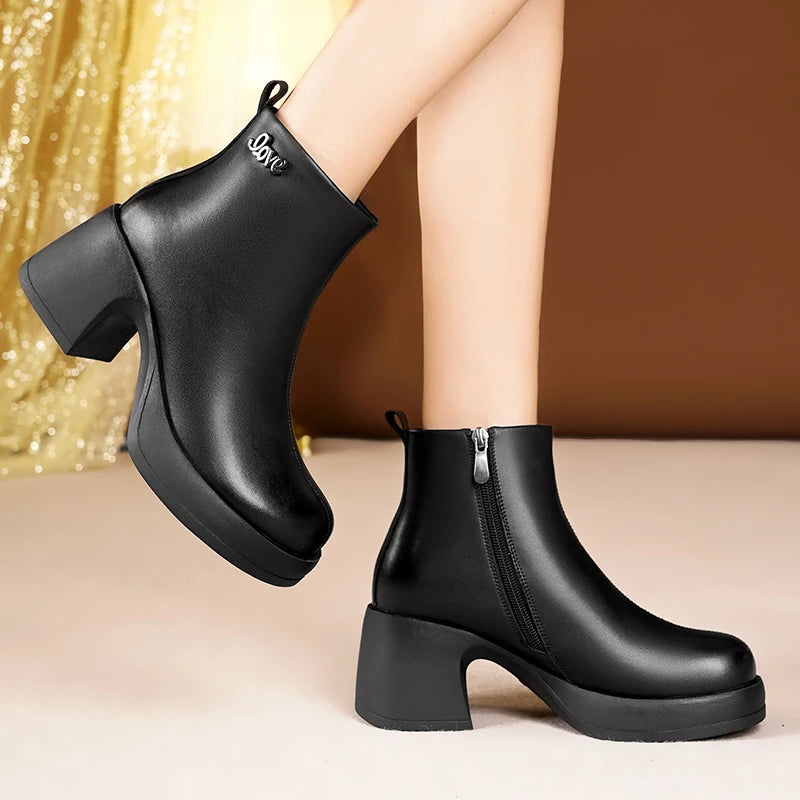 Schwarze Damen-Stiefelette mit kurzem Schaft, Blockabsatz und Fellfutter am Einstieg