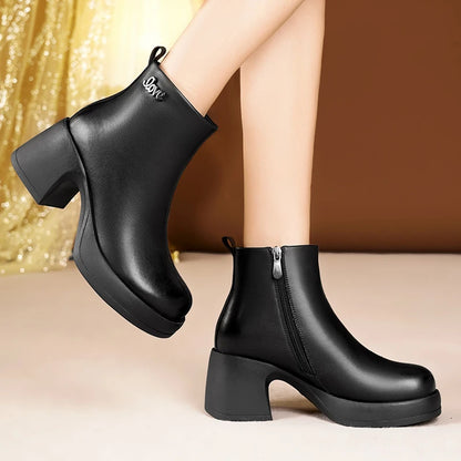 Schwarze Damen-Stiefelette mit kurzem Schaft, Blockabsatz und Fellfutter am Einstieg