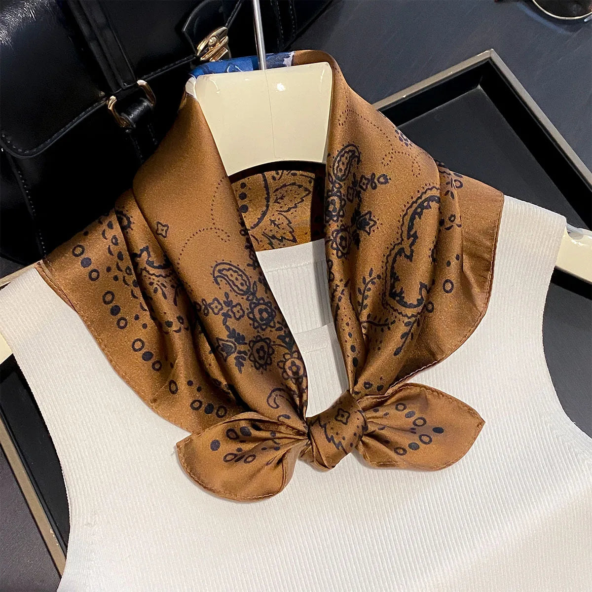 Damen Seidenschal 53cm Pferdprint quadratisch Luxus Haarband Halstuch Büro Hijab B