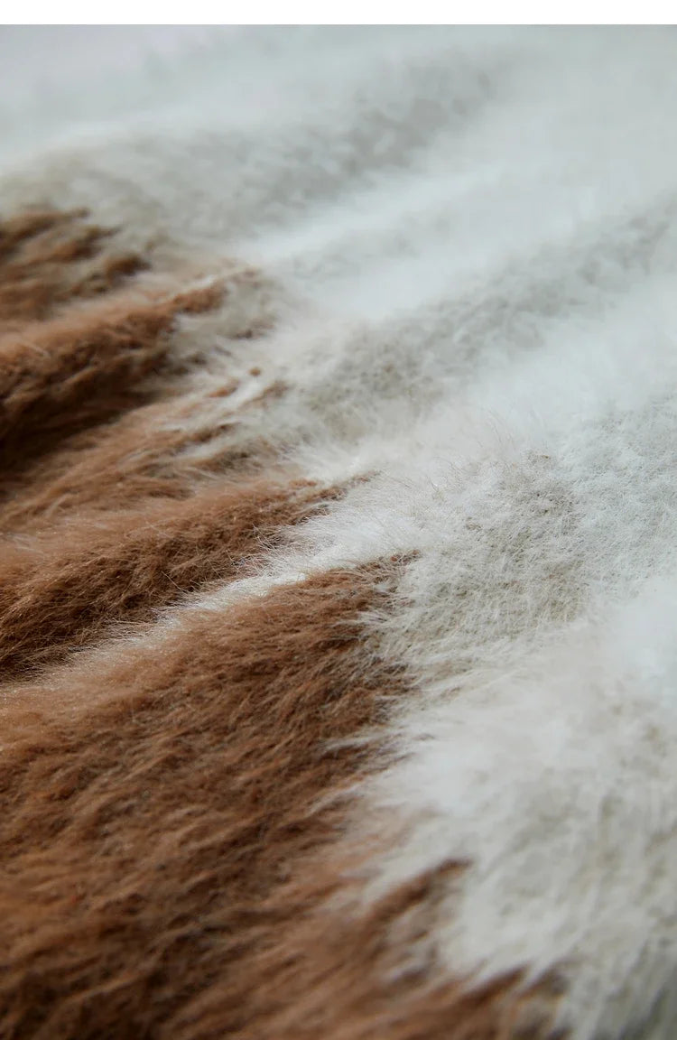 Damenpullover-Detail: flauschiger Strick, weiß mit braunen Akzentstreifen