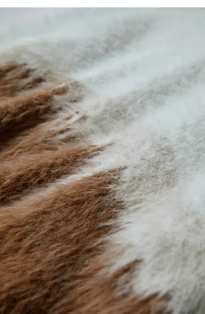 Damenpullover-Detail: flauschiger Strick, weiß mit braunen Akzentstreifen
