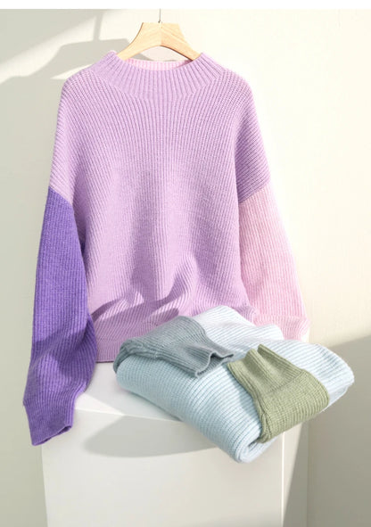 Lavendelfarbener Strickpullover auf einer Stapelansicht, gerippter Rundhalsausschnitt und lange Ärmel