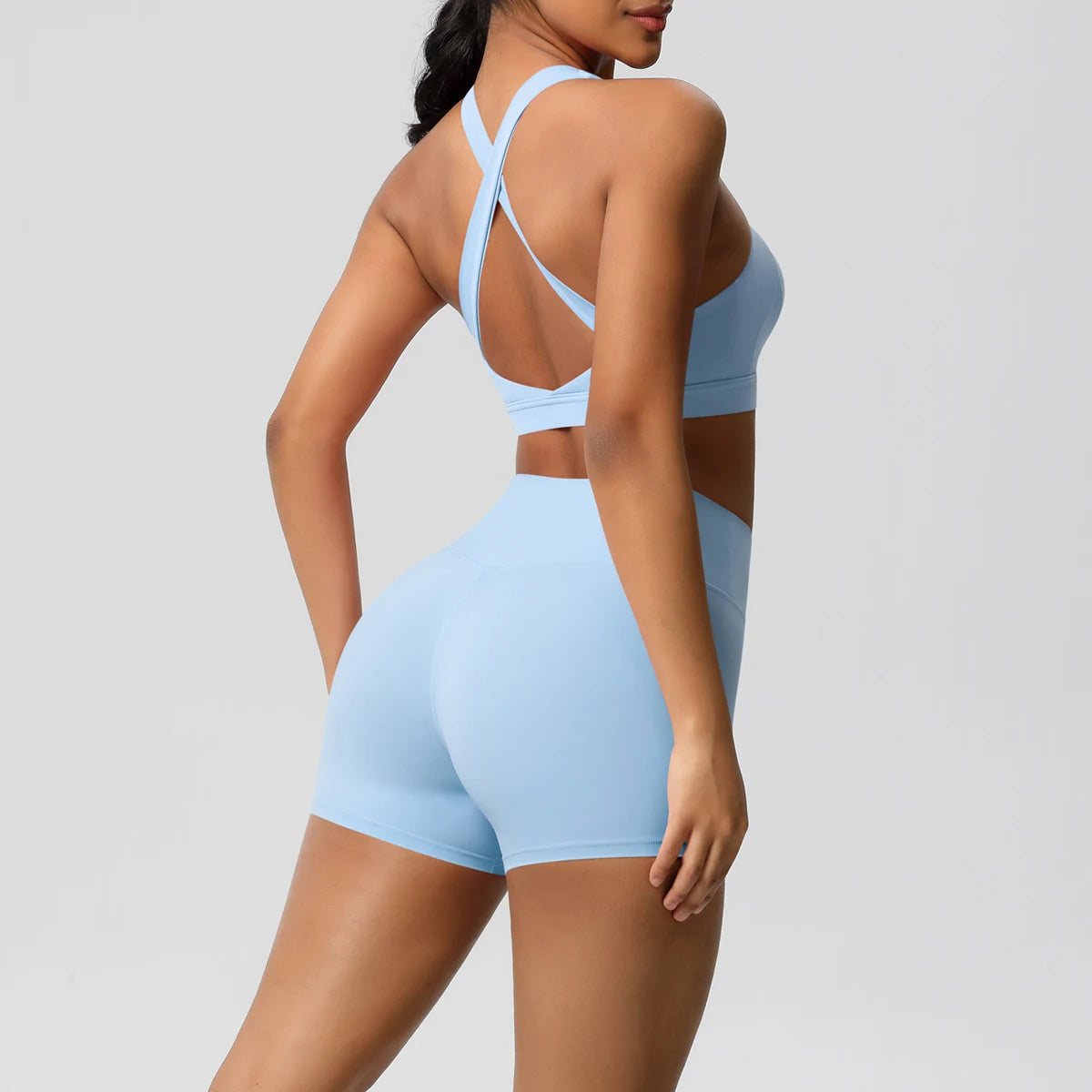 Damen-Sportset in Hellblau: Crop-Top mit gekreuzten Rücken-Trägern und Shorts