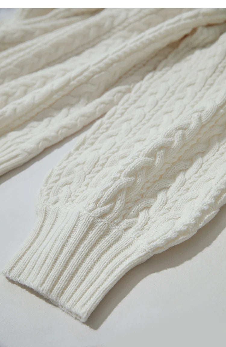 Damenpullover Detail: cremefarbene Zopfmuster-Struktur, Strickbündchen am Saum
