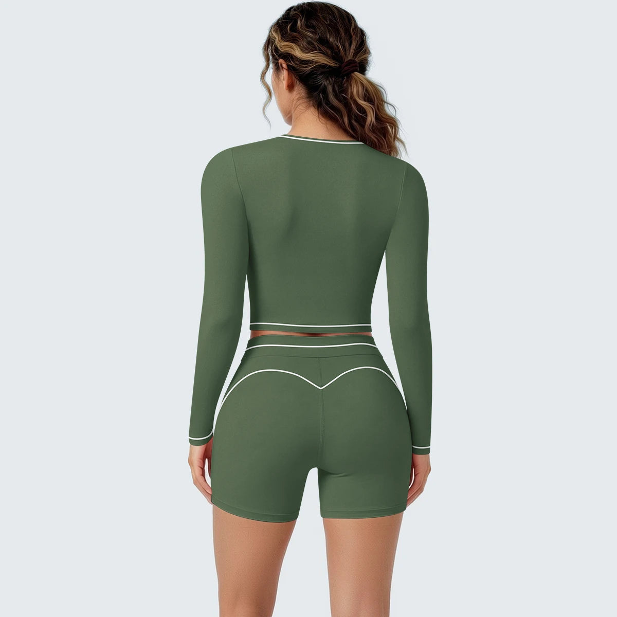 Yoga-Set Mossgrün Rückseite: Crop-Top mit langen Ärmeln und Shorts mit Kontrastpaspeln