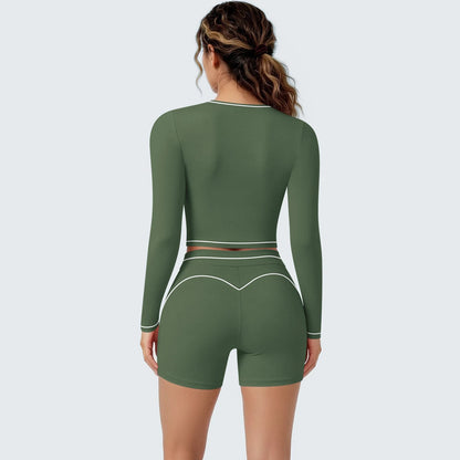 Yoga-Set Mossgrün Rückseite: Crop-Top mit langen Ärmeln und Shorts mit Kontrastpaspeln