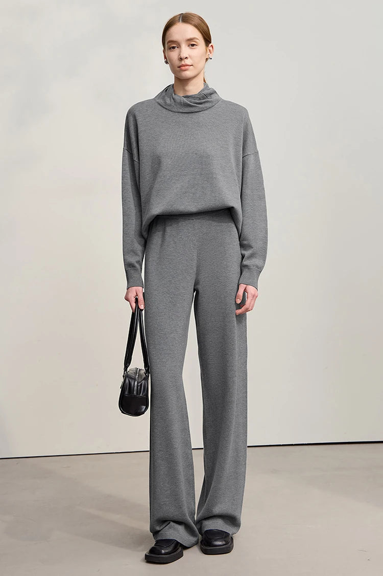 Graues Damen-Set aus Rollkragenpullover und Hose mit weitem Bein, seitliche Handtasche