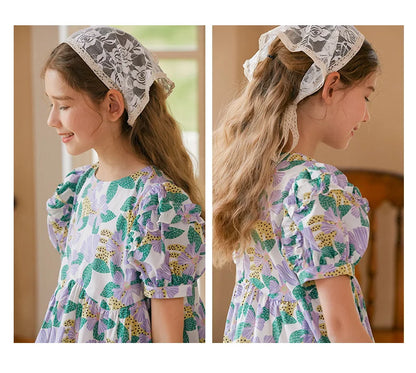 Kurzes Mädchen-Kleid mit Puffärmeln und Cheongsam-Design, Patchwork aus Gaze in Lila-Blau, mit Perlenknöpfen – für Kinder von 3 bis 12 Jahren.