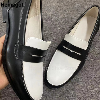 Schwarze Loafer mit weißem Innenfutter, breiter Riemen, Schlupfform, dicke Sohle.