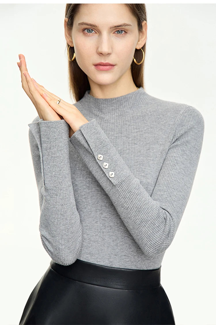 Grau melierter Damen-Strickpullover mit Stehkragen und Metallschnallen am Ärmelbund