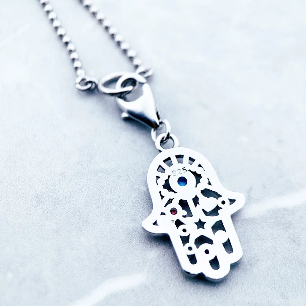 Silberne Fatima-Hand-Halskette mit blauem Zentrum und ausgeschnittenem Hamsa-Motiv