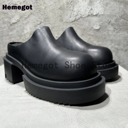 Schwarze Ledermules für Herren mit geschlossener Vorderkappe und breitem Blockabsatz