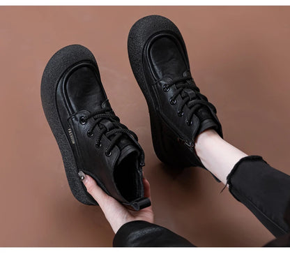 Schwarze Damen-Ankle-Boots mit Schnürsenkeln und rundem Zeh, flache Sohle.