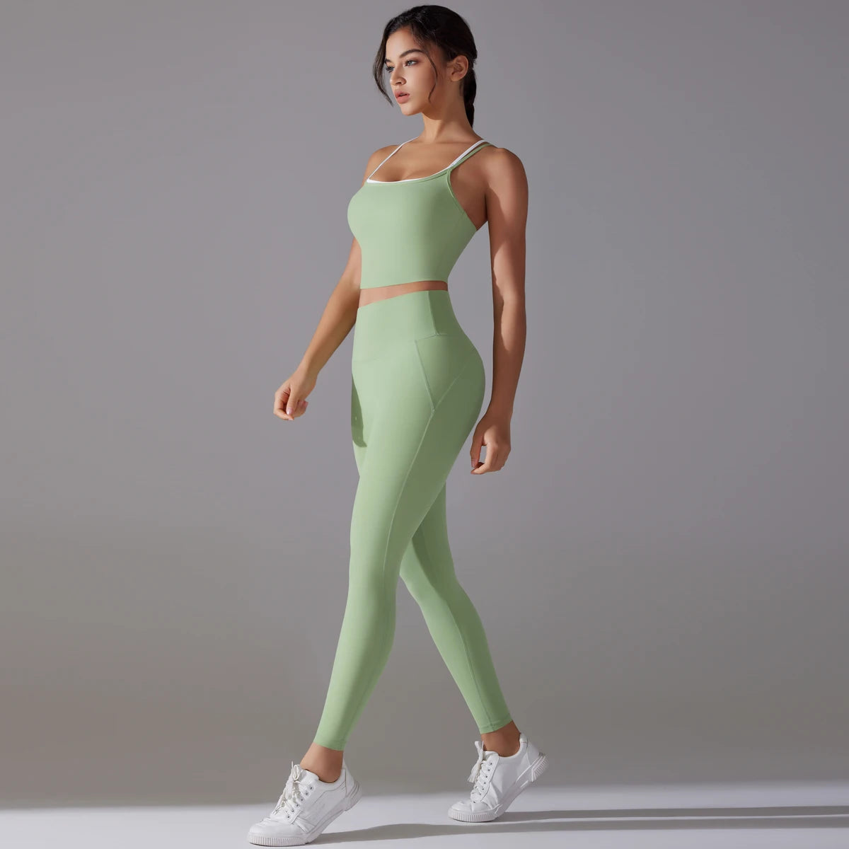 Avocado-grünes Yoga-Set mit Sport-BH und Leggings mit farbigem Taillenstreifen