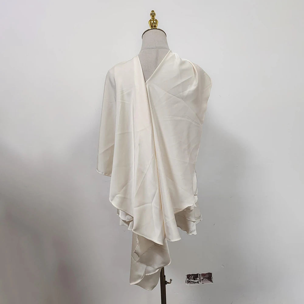 Elegantes Damen-Midikleid mit schulterfreiem Design, langen Ärmeln und Perlen-Patchwork – figurbetont und luxuriös.