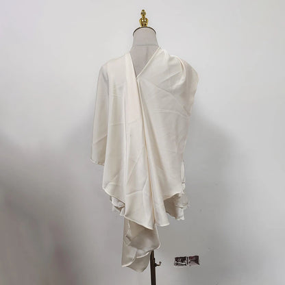 Elegantes Damen-Midikleid mit schulterfreiem Design, langen Ärmeln und Perlen-Patchwork – figurbetont und luxuriös.