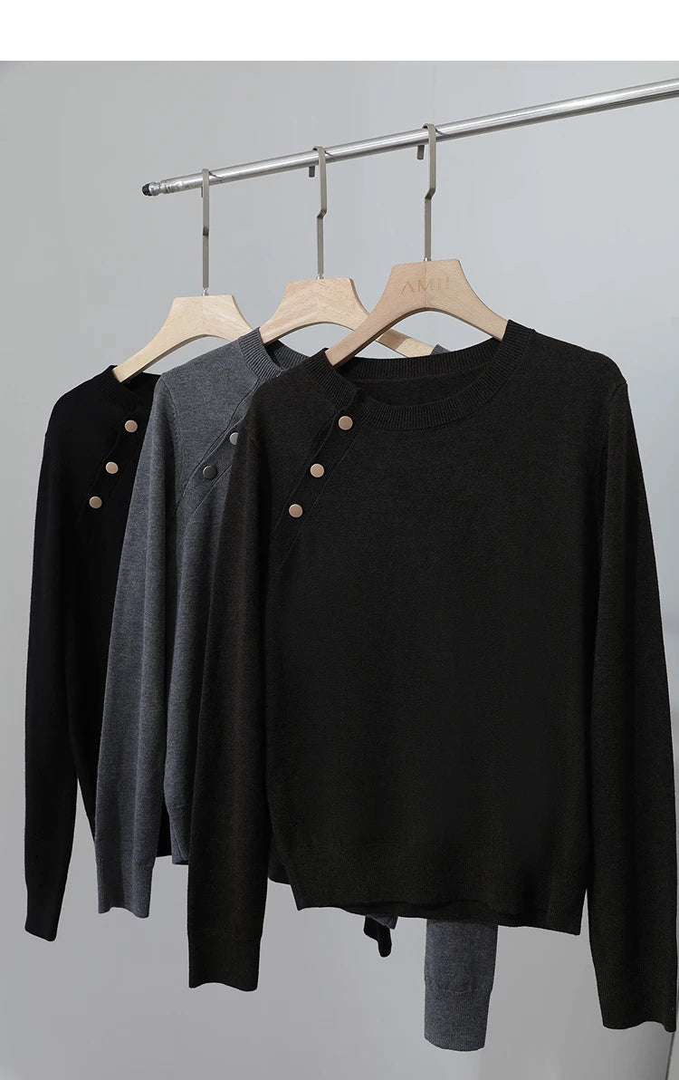 Damenpullover im Set: schwarze und graue Varianten mit Knopfdetail an der Schulter