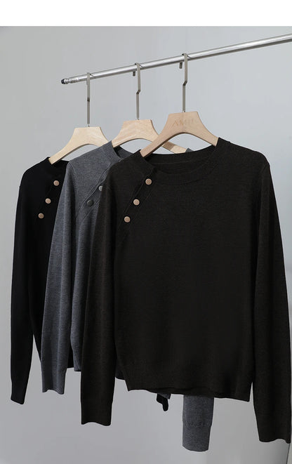 Damenpullover im Set: schwarze und graue Varianten mit Knopfdetail an der Schulter