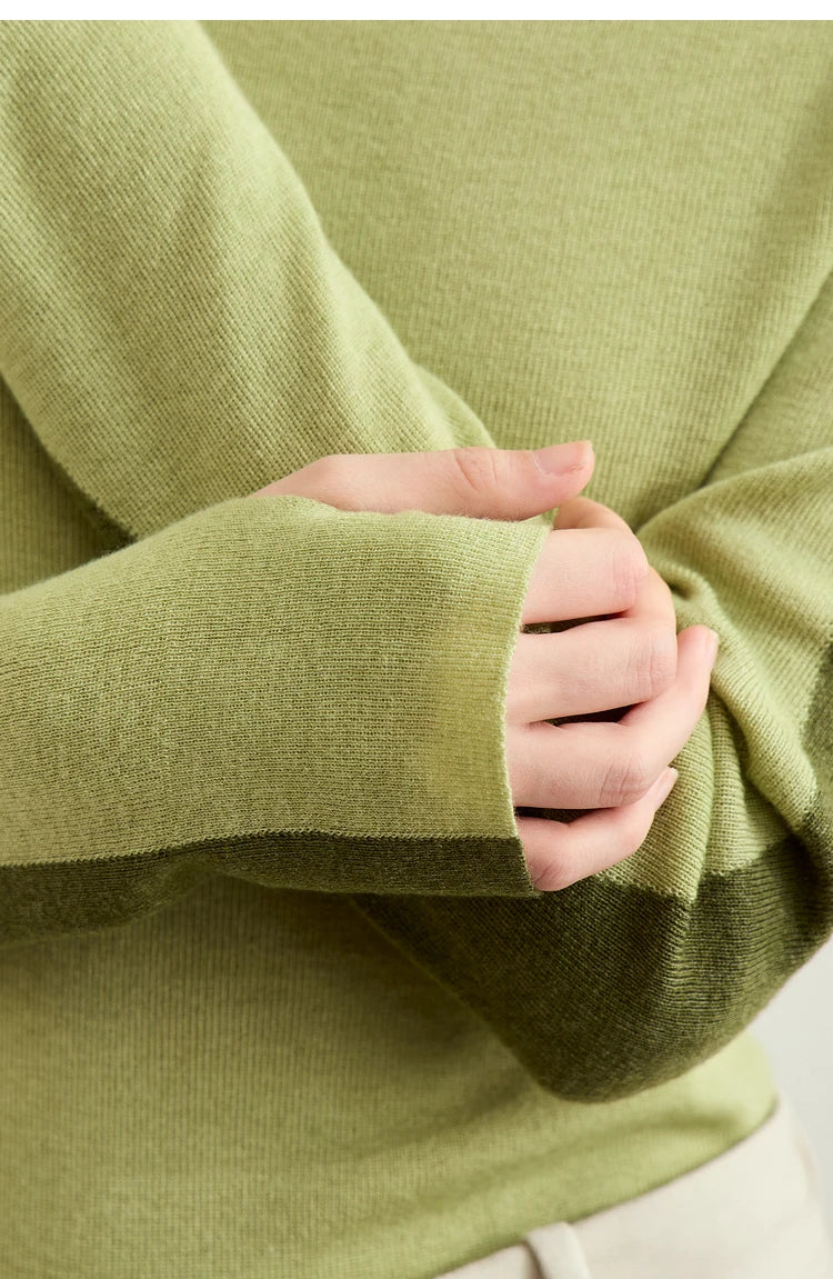 Damenpullover mit Stehkragen, Ärmelbündchen und Stoffstruktur, olivgrün