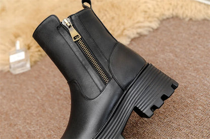 Schwarze Stiefelette mit seitlichem Reißverschluss, Lasche und Profilsohle