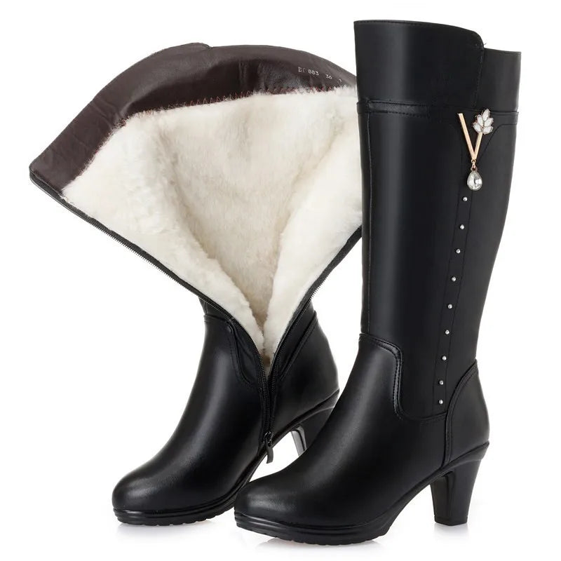 Braune hohe Stiefel aus Leder mit Wollfutter, Absatz und Zierschnalle am Schaft