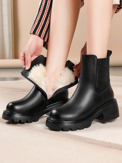 Schwarze Chelsea-Stiefeletten mit sichtbar warmem Wollfutter im Innenbereich