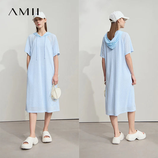 Helles Strickkleid mit Kapuze und Kordelzug, kurze Ärmel, knielang, Damen-Look