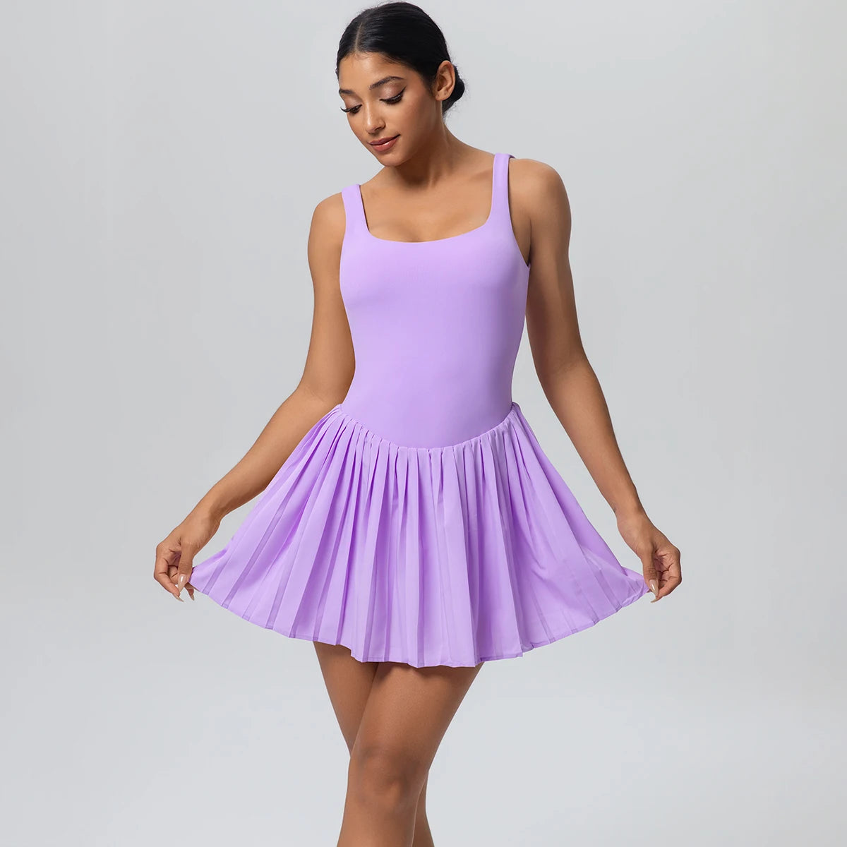 Damen-Sport-Jumpsuit in Lavendel, ärmellos mit breiten Trägern und Faltenrock-Shorts.