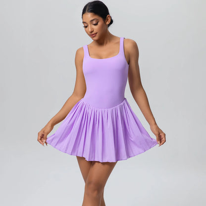 Damen-Sport-Jumpsuit in Lavendel, ärmellos mit breiten Trägern und Faltenrock-Shorts.