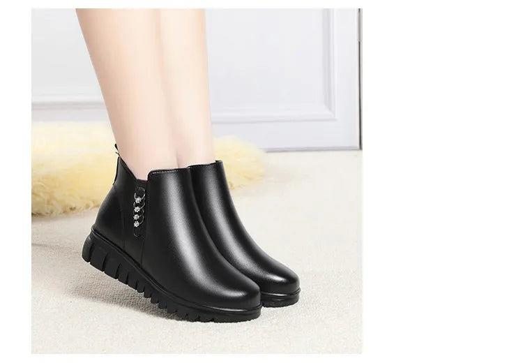 Schwarze Knöchelboots mit seitlichem Verschluss und dicker, profilierter Laufsohle