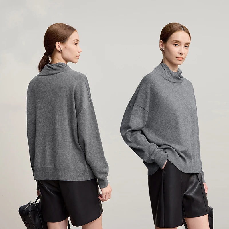 Damen-Set: grauer Rollkragenpullover mit schwarzen Shorts, Rück- und Seitenansicht