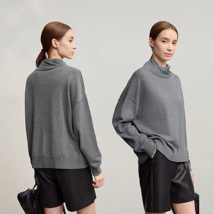 Damen-Set: grauer Rollkragenpullover mit schwarzen Shorts, Rück- und Seitenansicht