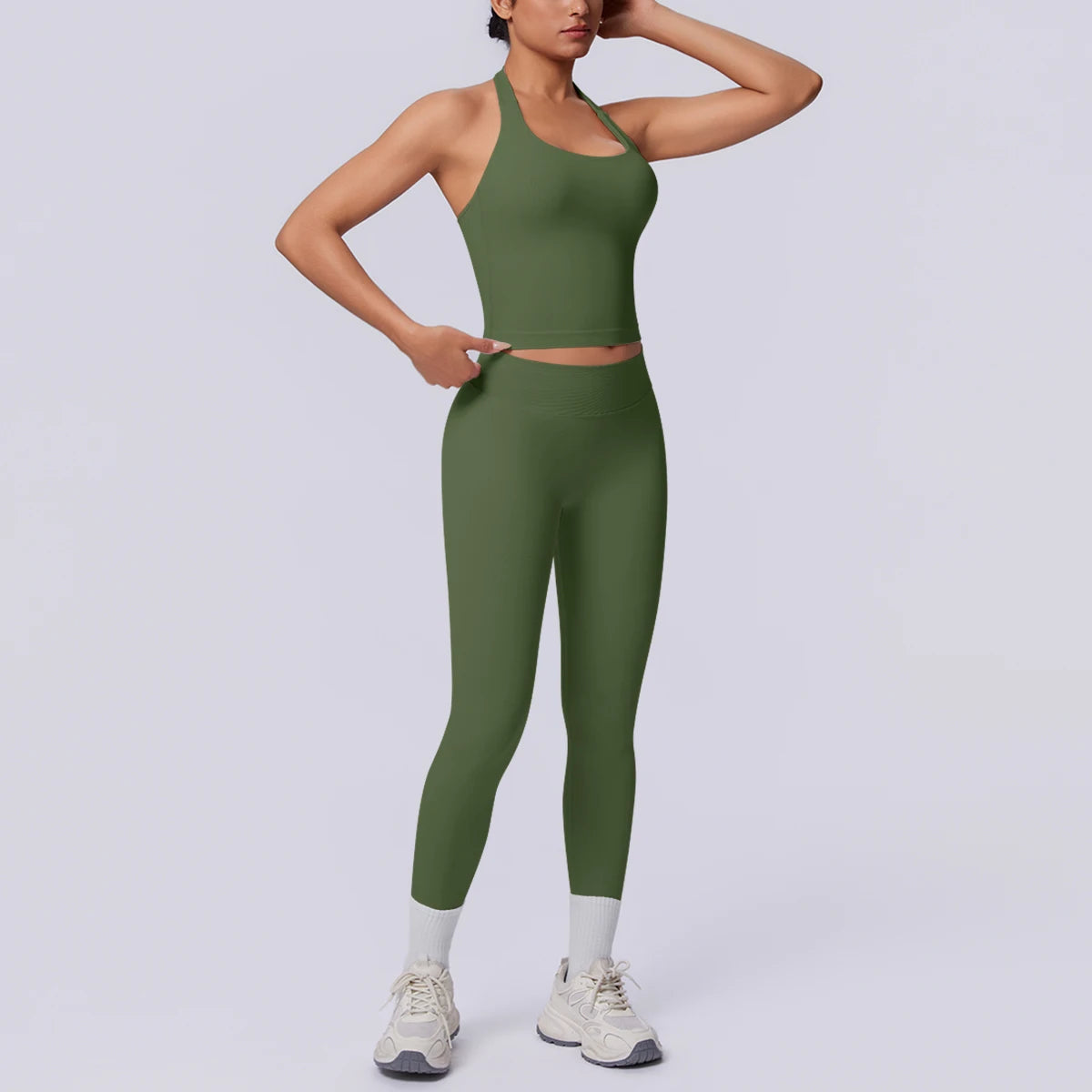 Nahtloses Yoga-Set in Olivgrün: Trägershirt mit kurzem Saum und 7/8-Leggings.