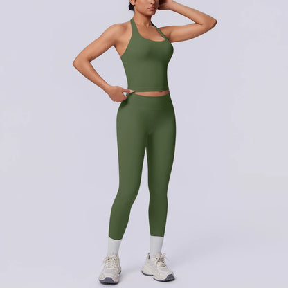 Nahtloses Yoga-Set in Olivgrün: Trägershirt mit kurzem Saum und 7/8-Leggings.