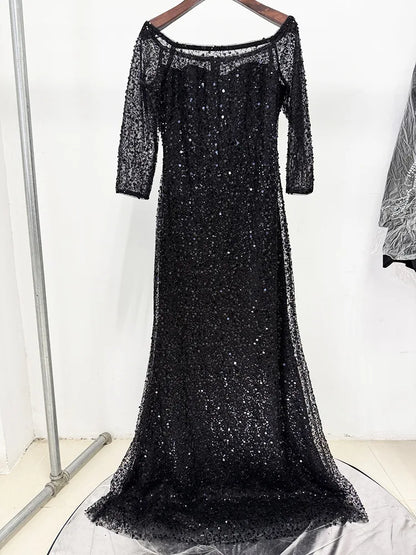 Elegantes Damen-Midikleid mit schulterfreiem Design, langen Ärmeln und Perlen-Patchwork – figurbetont und luxuriös.