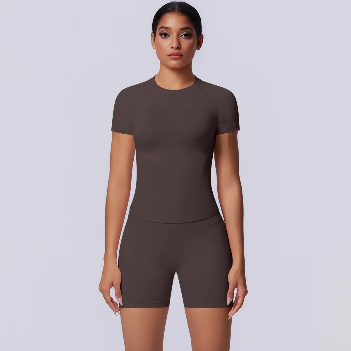 Yoga-Set für Frauen: dunkelbraunes T-Shirt mit kurzen Ärmeln und kurze Shorts