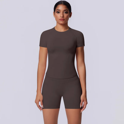 Yoga-Set für Frauen: dunkelbraunes T-Shirt mit kurzen Ärmeln und kurze Shorts