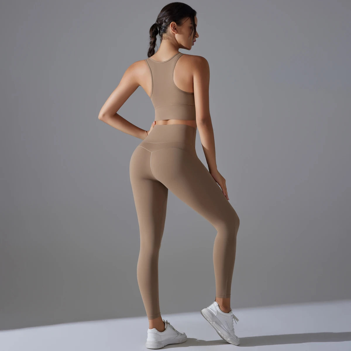Damen-Yoga-Set in Hellbeige: Crop-Top und Laufhose, ärmellos, eng anliegend