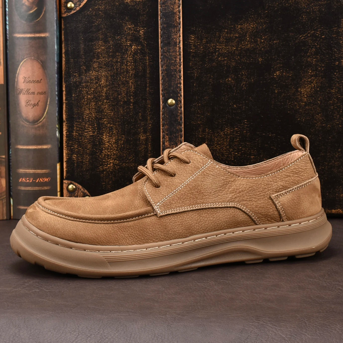 Beiger Schnürschuh mit dicker Sohle, Schnürsenkeln und Ziernähten am Oberteil