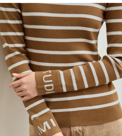Damen-Pullover mit braun-weißen Streifen, lange Ärmel und Schriftzug am Ärmelbündchen.