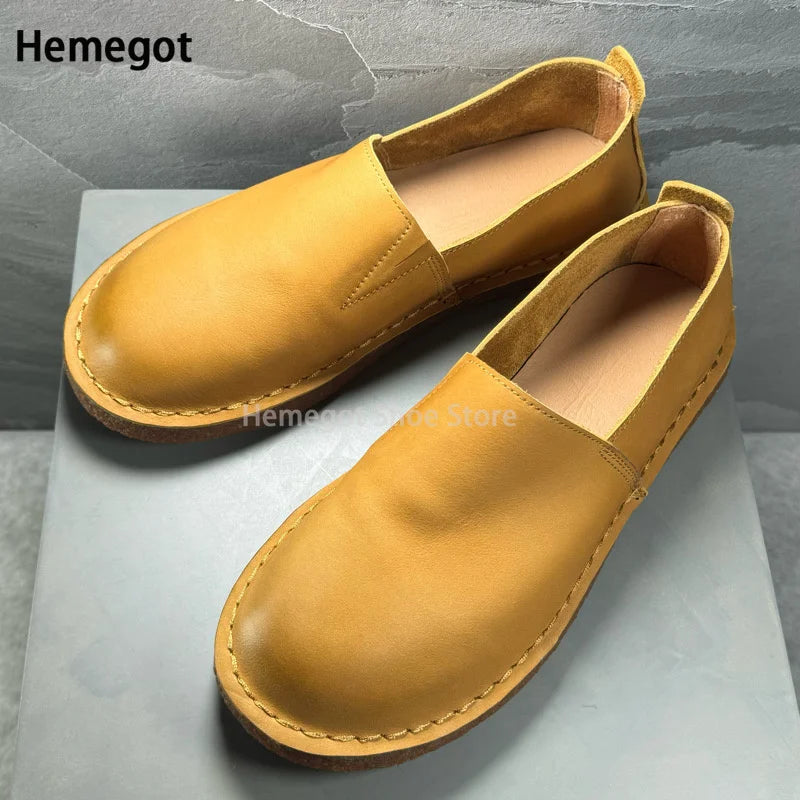 Gelber Herren-Slip-On-Lederschuh mit rundem Zeh und Ziernähten, flache Sohle